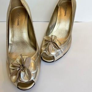 FABULOUS Arturo Chaing GOLD Heels with Flower embellishment